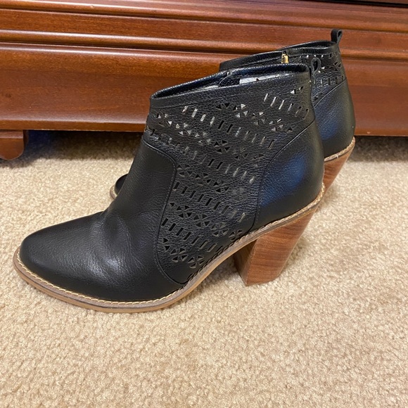 Leather ankle boots with heel - Picture 1 of 2